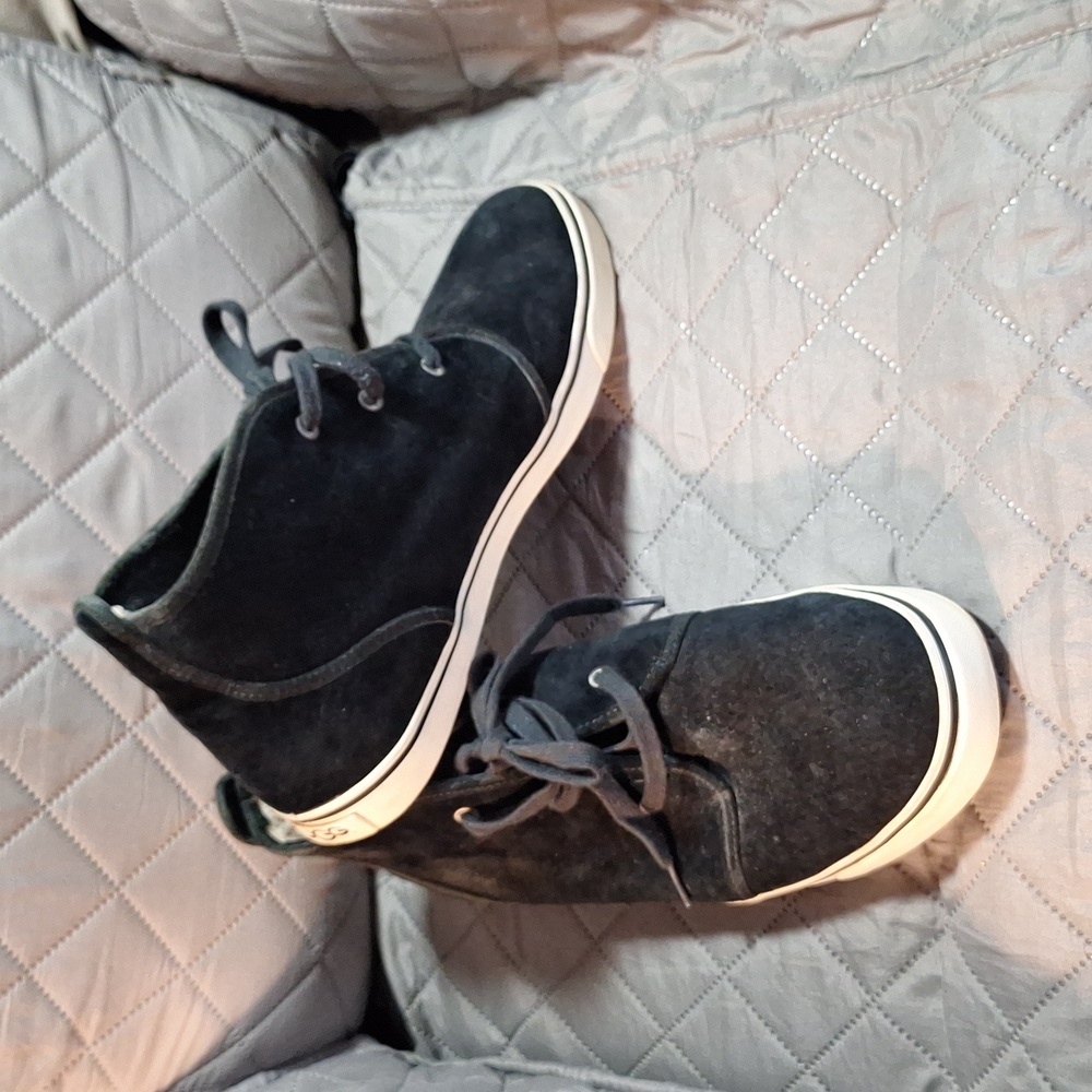 EUC Ugg Suede Low Tops Size 11